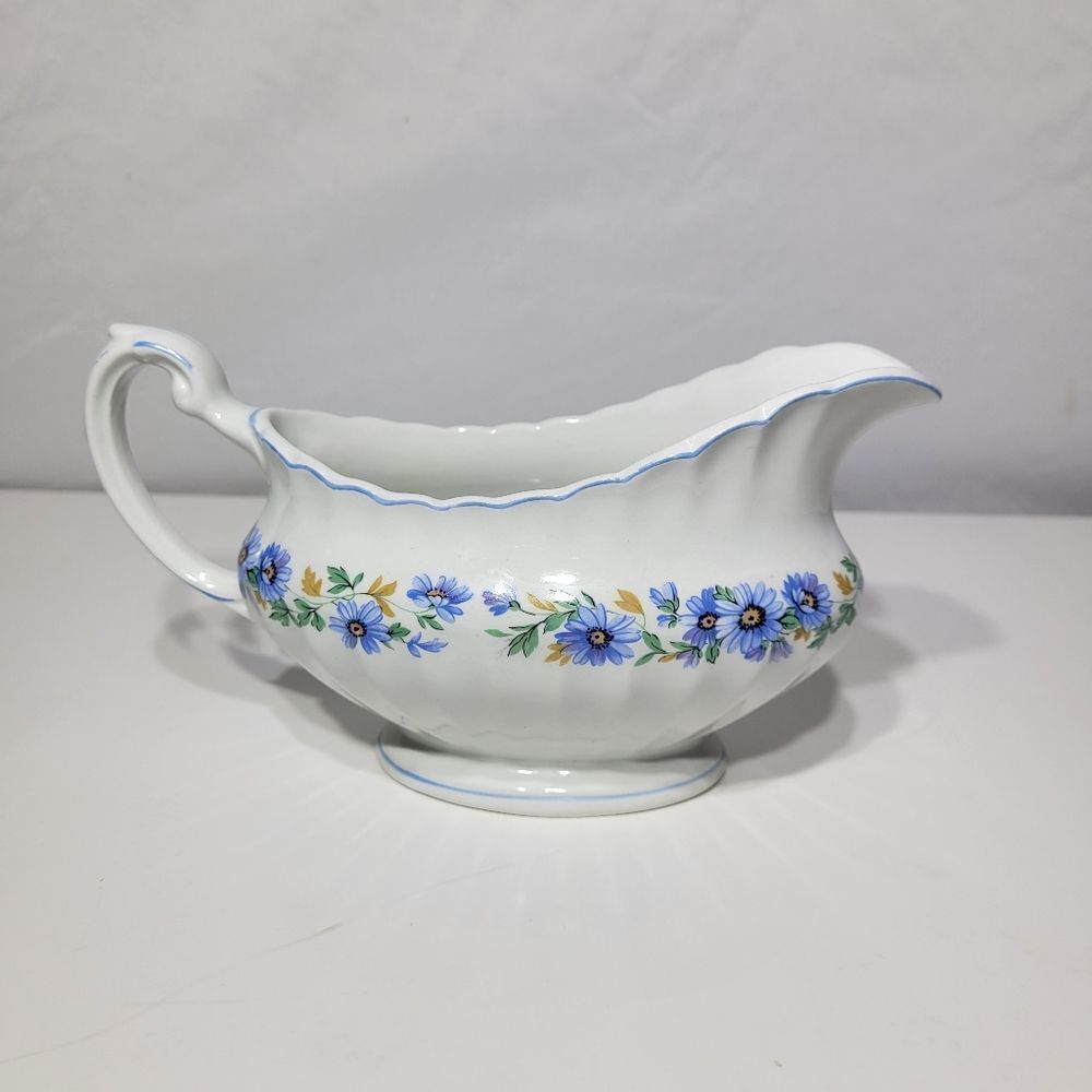 J and G Meakin of England Classic White Fluted Ceramic‎ Gravy Boat